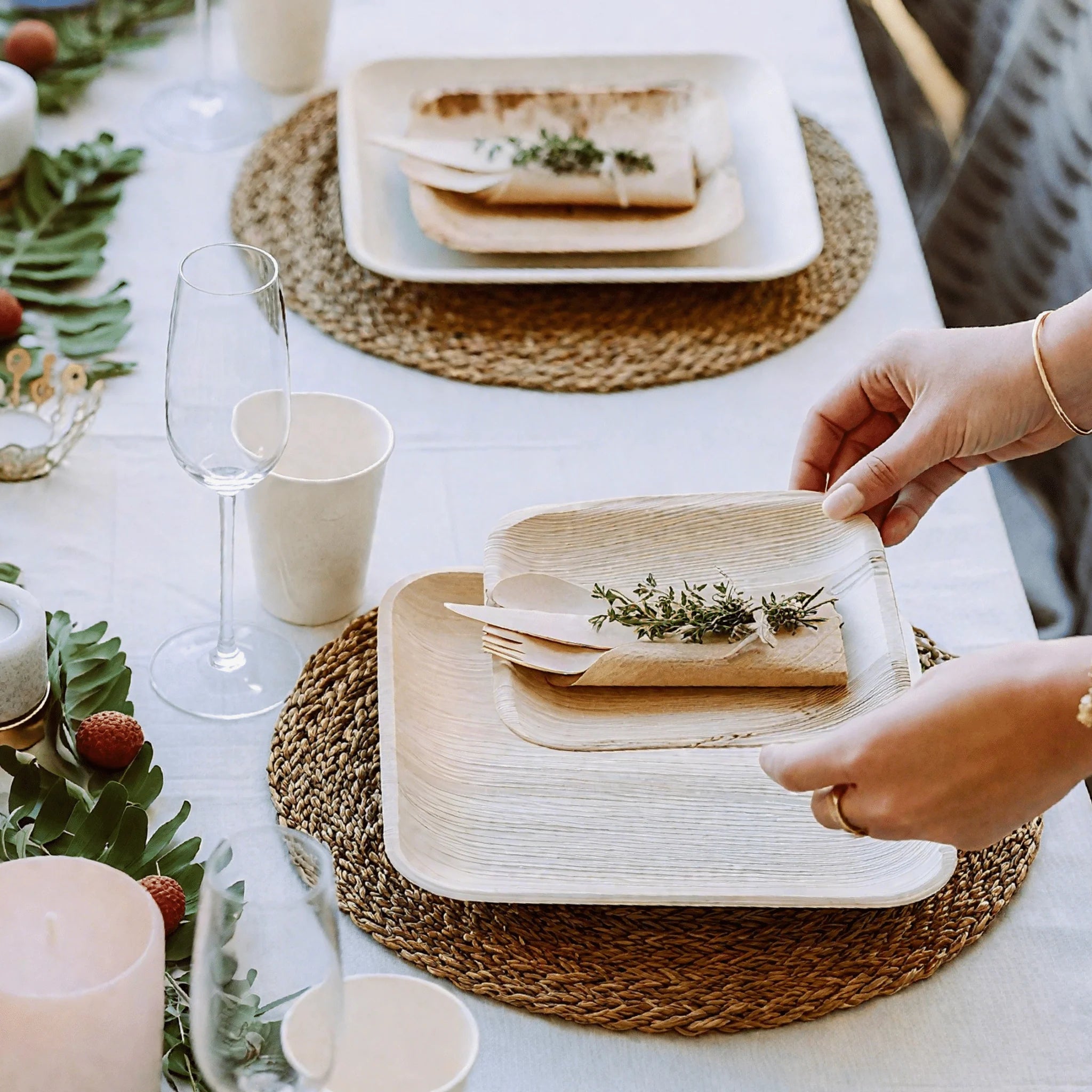 Vajilla prémium con lunares blancos y oro rosa - Platos, vasos, servilletas y cubiertos - Perfecta para bodas y despedidas de soltera